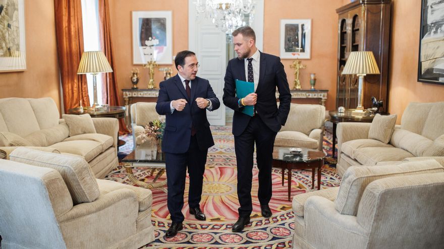 El ministro de Asuntos Exteriores, Unión Europea y Cooperación, José Manuel Albares (i) y el ministro de Asuntos Exteriores de la República de Lituania, Gabrielius Landsbergis