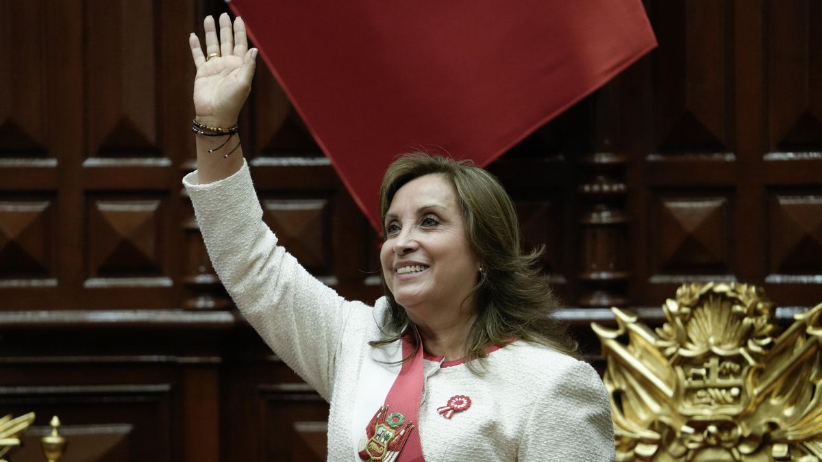 Fotografía de archivo del 28 de julio de 2025 de la presidenta de Perú, Dina Boluarte, saludando en el Congreso, en Lima (Perú).