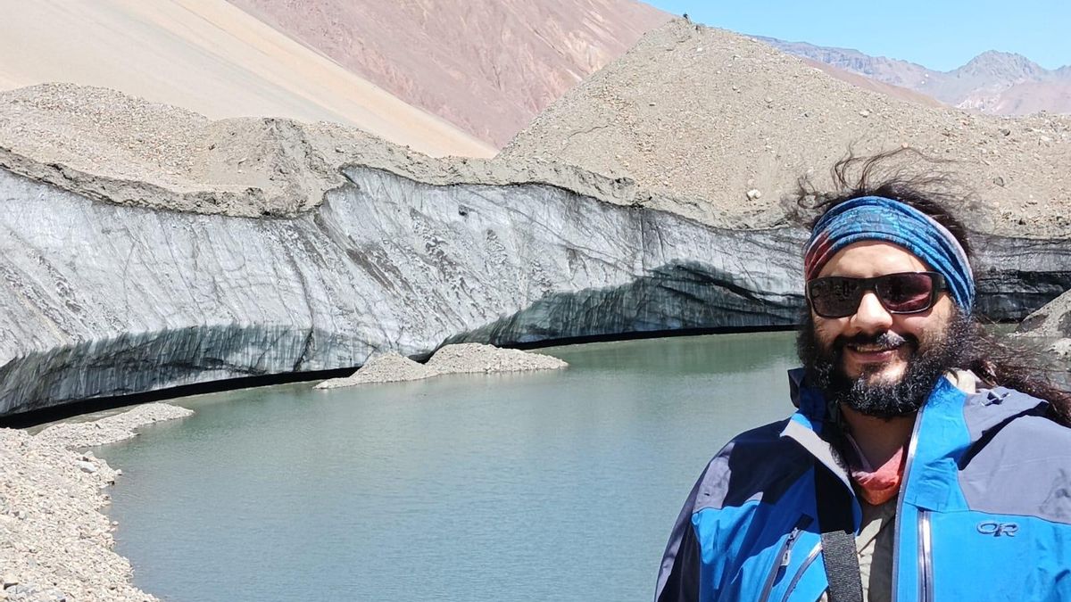 Felipe Ugalde frente al glaciar Pirámide, que está cubierto de rocas y sedimentos. Foto: cortesía Felipe Ugalde