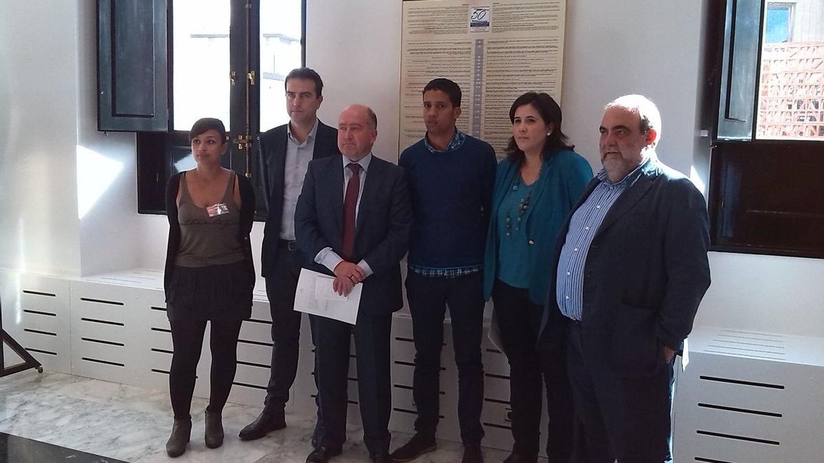Todo el Parlamento vasco reclama el asilo político para el activista saharaui Hassanna Aalia