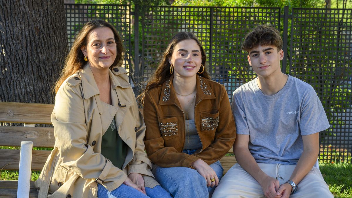 Jana y Álex junto a su madre.