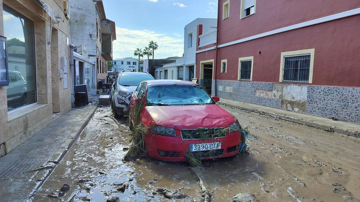 Varios coches en una calle que sufrió las consecuencias del desbordamiento del río Girona en Els Poblets. Imagen: EFE/Miguelina Galiano.