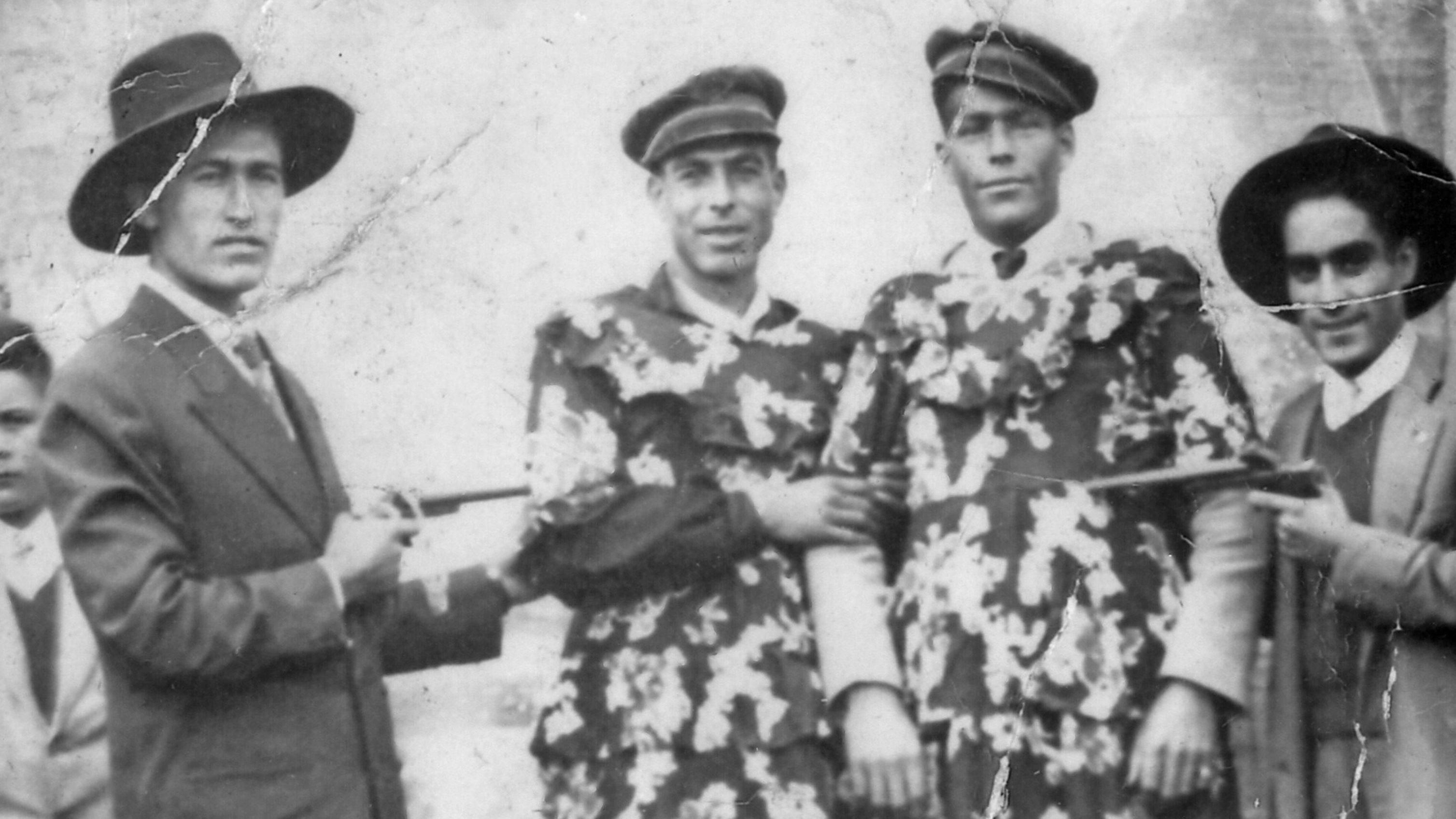 Retrato de varios hombres disfrazados. Casas de Benitez (Cuenca). Años 30. Fondo Los Legados de la Tierra. Archivo de la Imagen de Castilla-La Mancha.