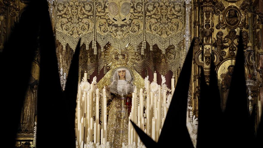 La salida de La Macarena inaugura el reencuentro de Sevilla con su 'Madrugá'