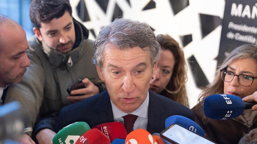 El líder del Partido Popular, Alberto Núñez Feijóo, atiende a los medios este martes antes de un desayuno informativo.