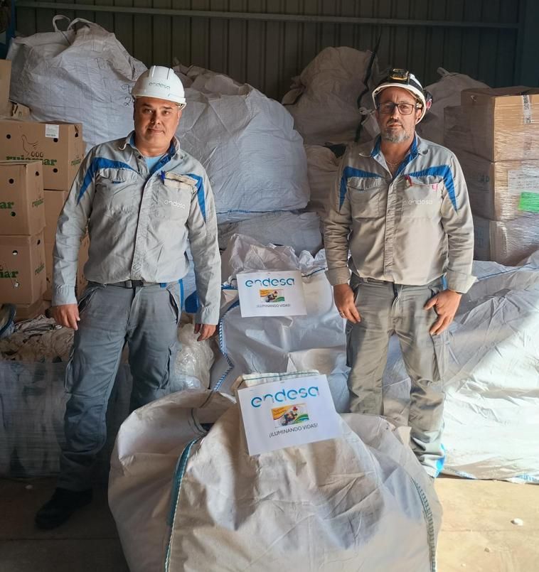 Trabajadores de la Central Térmica, con los sacos de tapones solidarios.