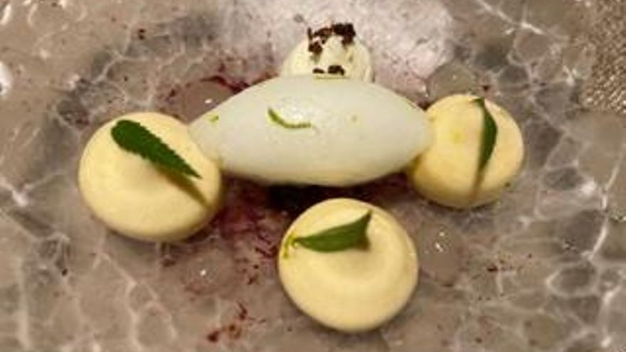 Sorbete de lima, espuma de lúcuma y cremoso de yogur con huacatay.