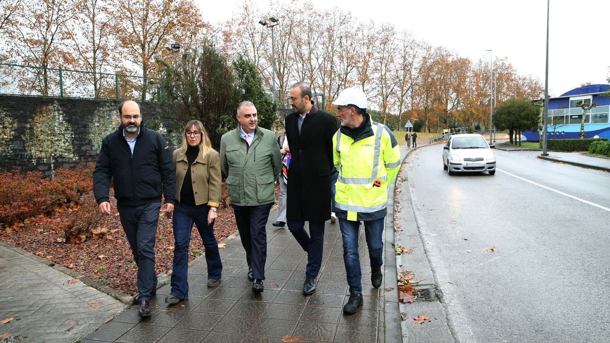 El consejero de Fomento. Ordenación del Territorio y Medio Ambiente, Roberto Media, asiste al inicio de las obras de la vía auxiliar del soterramiento de Torrelavega. Archivo.