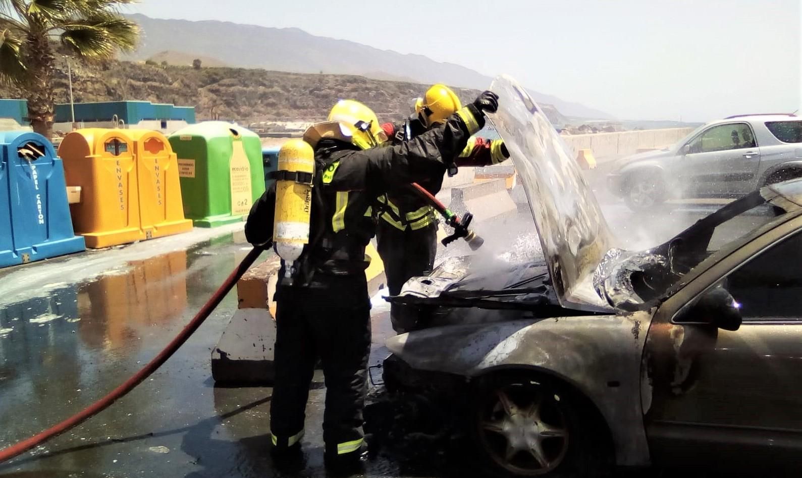 Los bomberos durante la intervención.