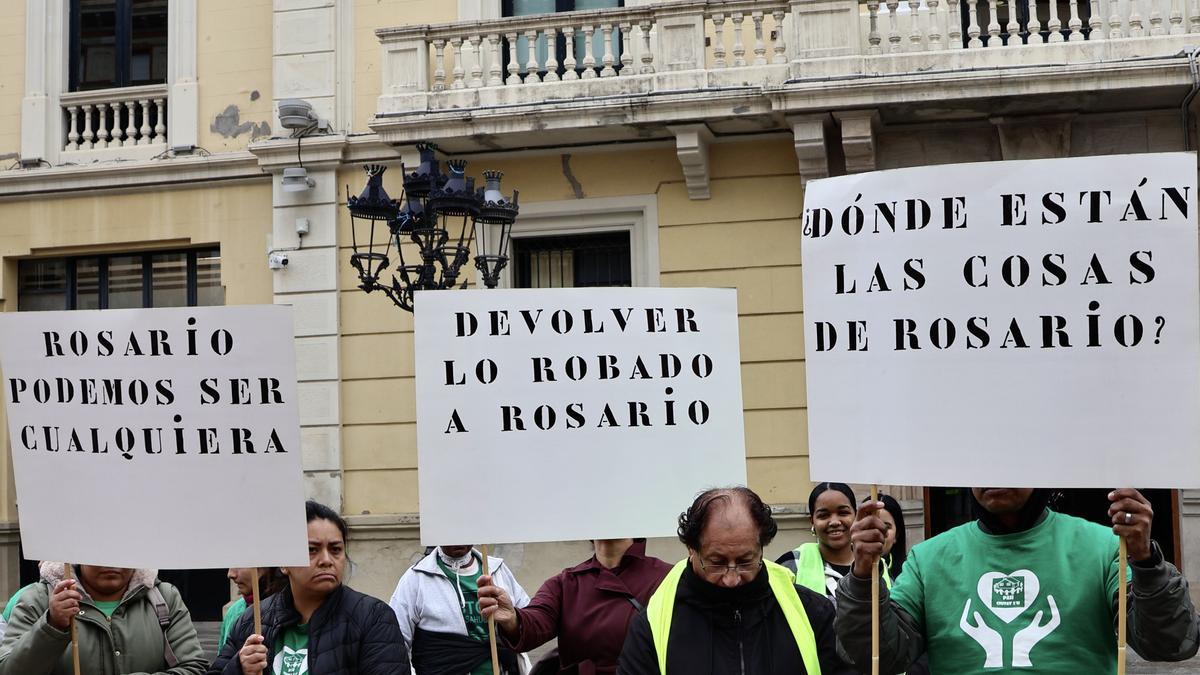 Pancartas de apoyo a Rosario por parte de los miembros de la Plataforma de Afectados por la Hipoteca (PAH)