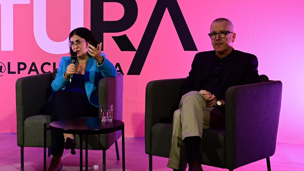 La alcaldesa de Las Palmas de Gran Canaria, Carolina Darias (i), y el director general de la candidatura de la ciudad a Capital Europea de la Cultura en 2031, Tony Ramos Murphy (d), durante la charla coloquio sobre la capital europea de la cultura.