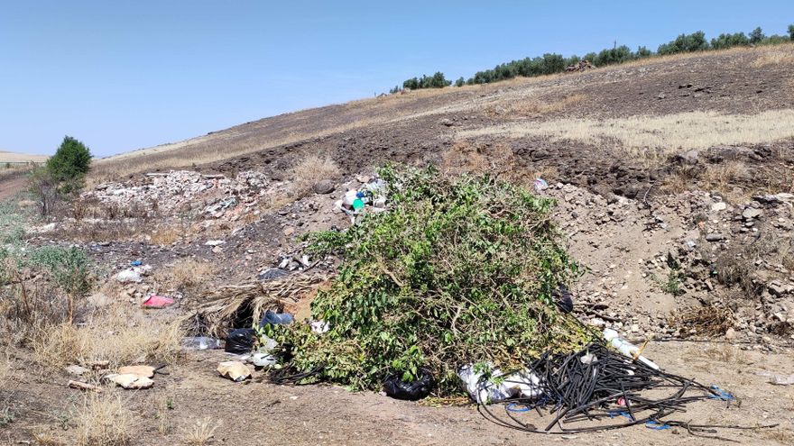 Denuncian el vertido de escombros y basuras sobre canteras de volcanes en Ciudad Real