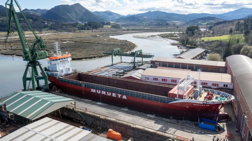 Astilleros Murueta sigue en activo y 'bendice' un barco nuevo a la espera del Guggenheim de Urdaibai