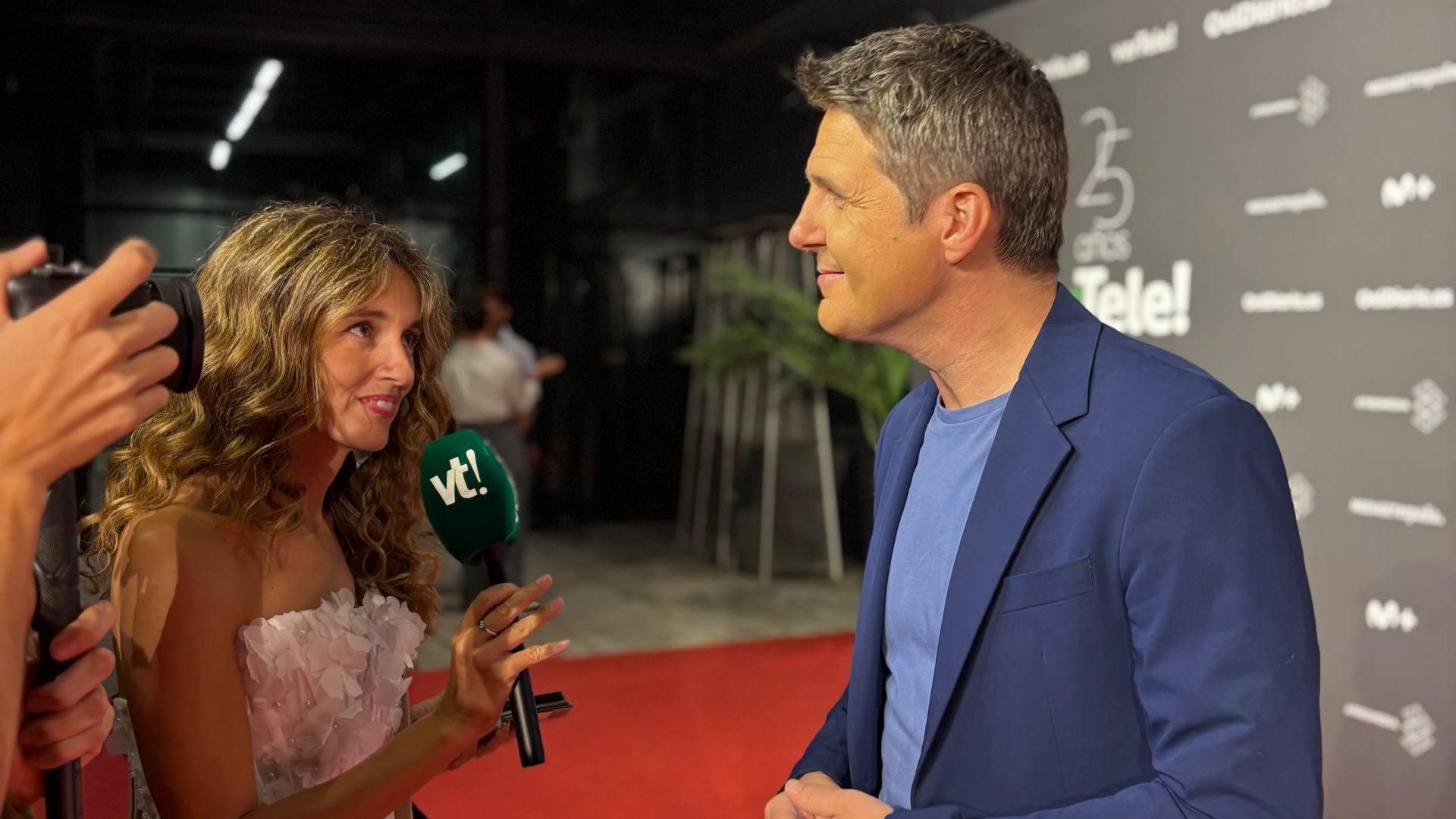 Jesús Cintora atiende a Paula Hergar, de verTele, en la fiesta 25 aniversario
