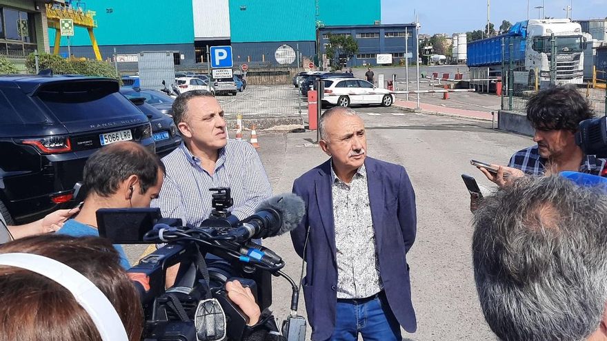 El secretario general de UGT, Pepe Álvarez, y su homólogo en Cantabria, Mariano Carmona, visitan las instalaciones de GSW