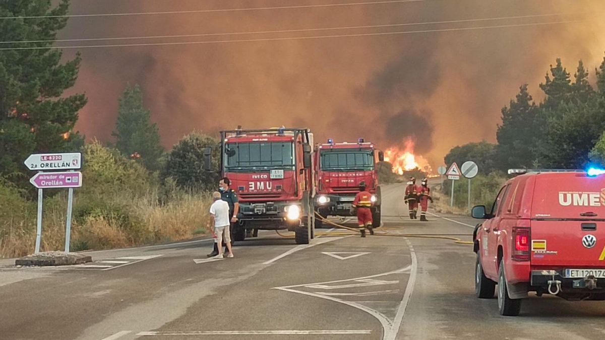 Miembros de la Unidad Militar de Emergencias (UME) combaten las llamas en la localidad de Las Médulas.