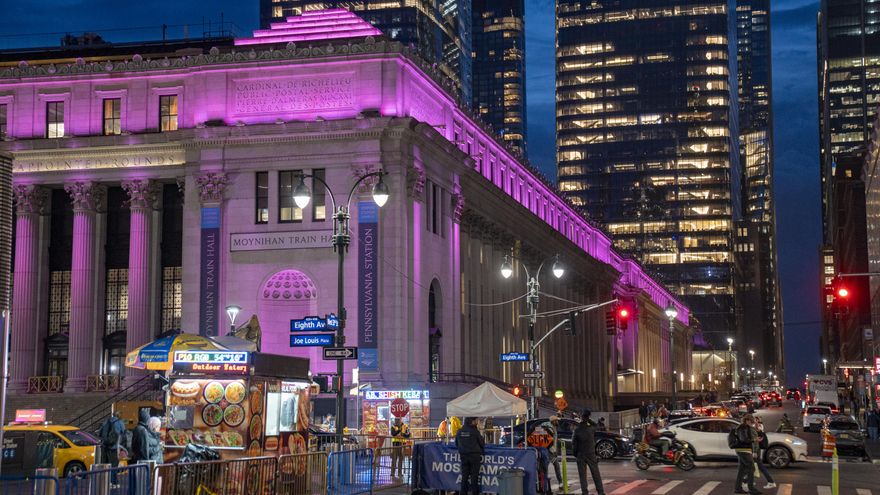Nueva York iluminará monumentos con la bandera trans frente a los "ataques" de Trump