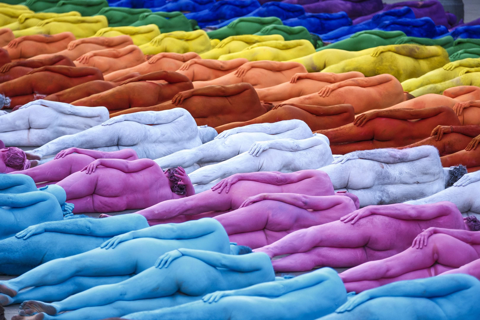 El artista neoyorquino Spencer Tunick rinde homenaje a la comunidad LGTBI en el centro histórico de Las Palmas de Gran Canaria con la instalación 'Gran Spectrum', en la que plasmó los colores de la bandera arcoiris en uno de sus clásicos desnudos colectivos.