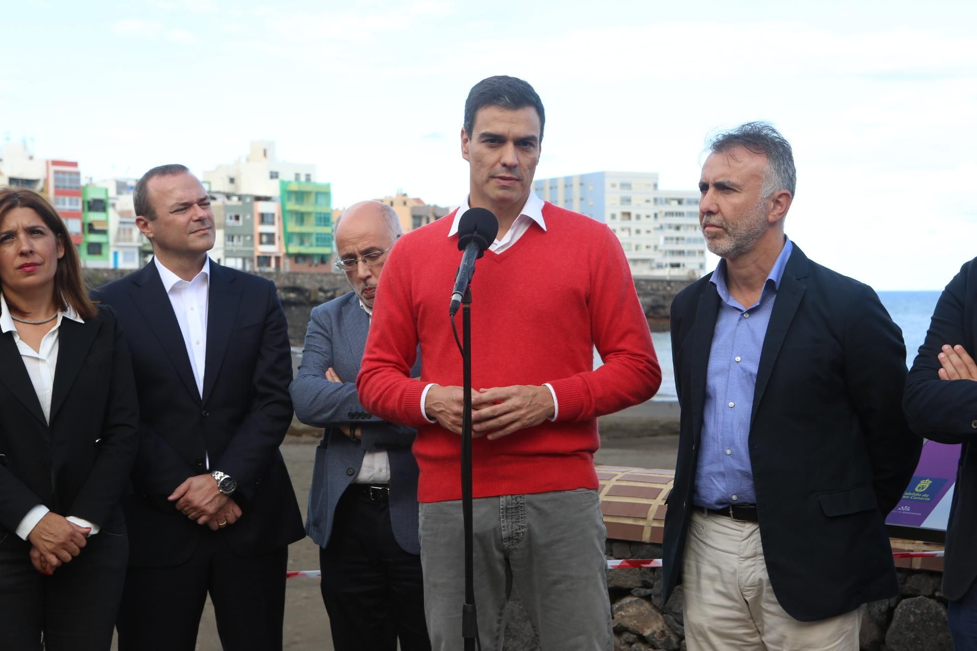 El secretario general del PSOE, Pedro Sánchez visita las zonas afectadas por la lluvia en Telde.