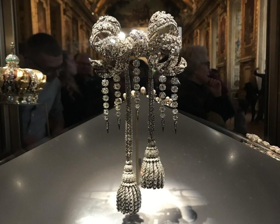 Gran lazo del corsé de Eugenia de Montijo, una de las joyas robadas del Louvre.