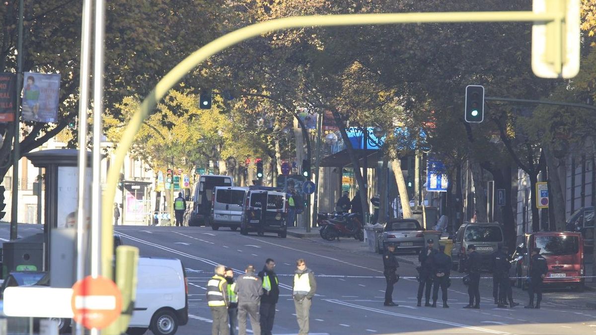 La calle Génova, donde está la sede del PP, bloqueada por la policía.