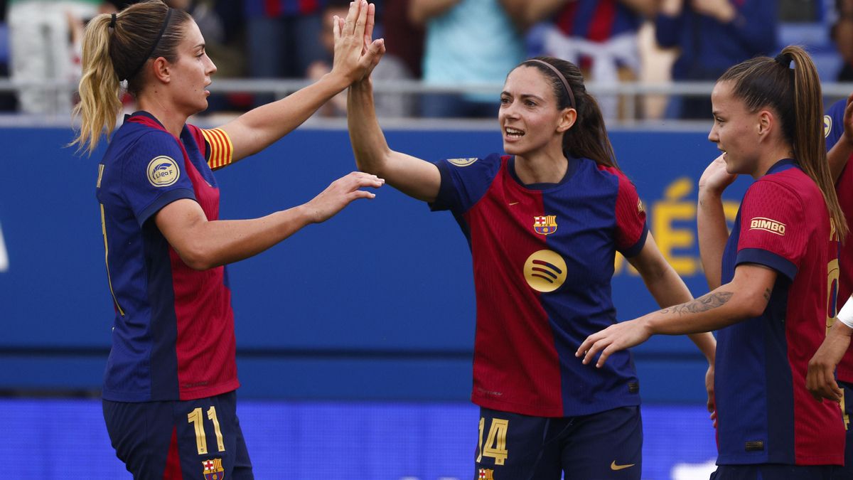 La centrocampista del FC Barcelona Aitana Bonmatí (c), la centrocampista Alexia Putellas (i) y la delantera Claudia Pina (d), celebran un gol
