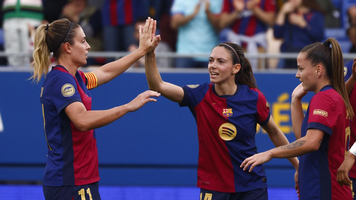 La centrocampista del FC Barcelona Aitana Bonmatí (c), la centrocampista Alexia Putellas (i) y la delantera Claudia Pina (d), tres aspirantes al Balón de Oro femenino 2025