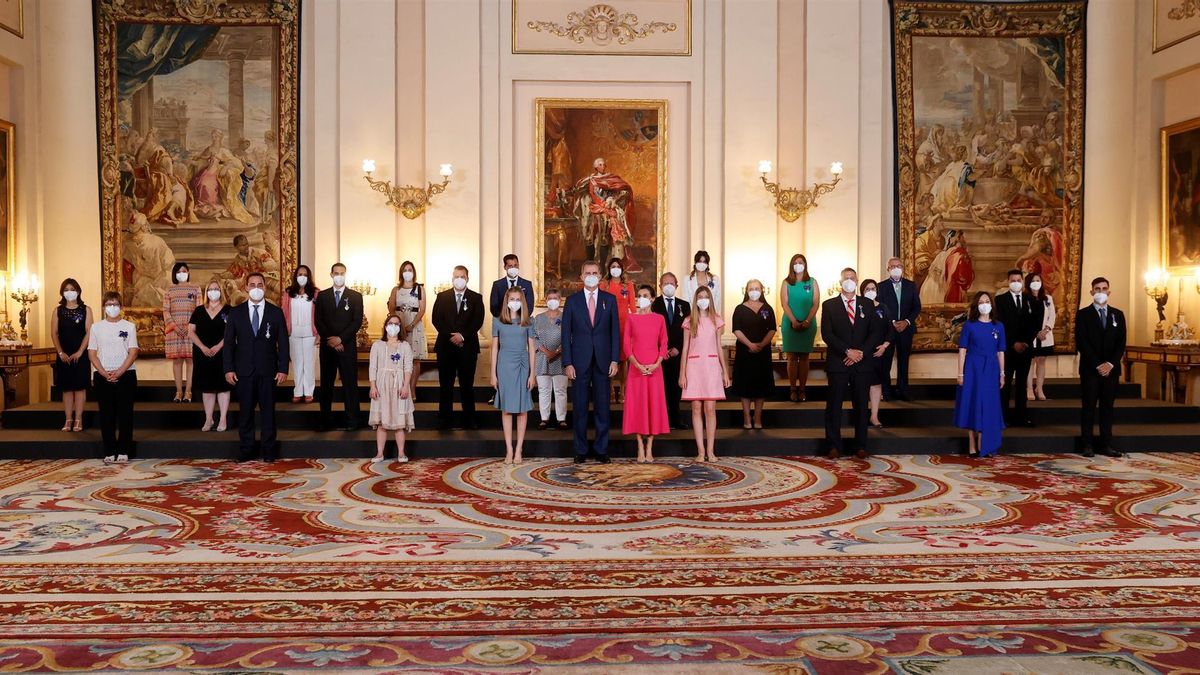 Los reyes Felipe y Letizia, junto a sus hijas la princesa Leonor y la infanta Sofía, posan para la foto de familia con los galardonados en el acto de imposición de condecoraciones de la Orden del Mérito Civil con motivo del VII aniversario de la proclamación del Rey celebrado este viernes en el Palacio Real en Madrid