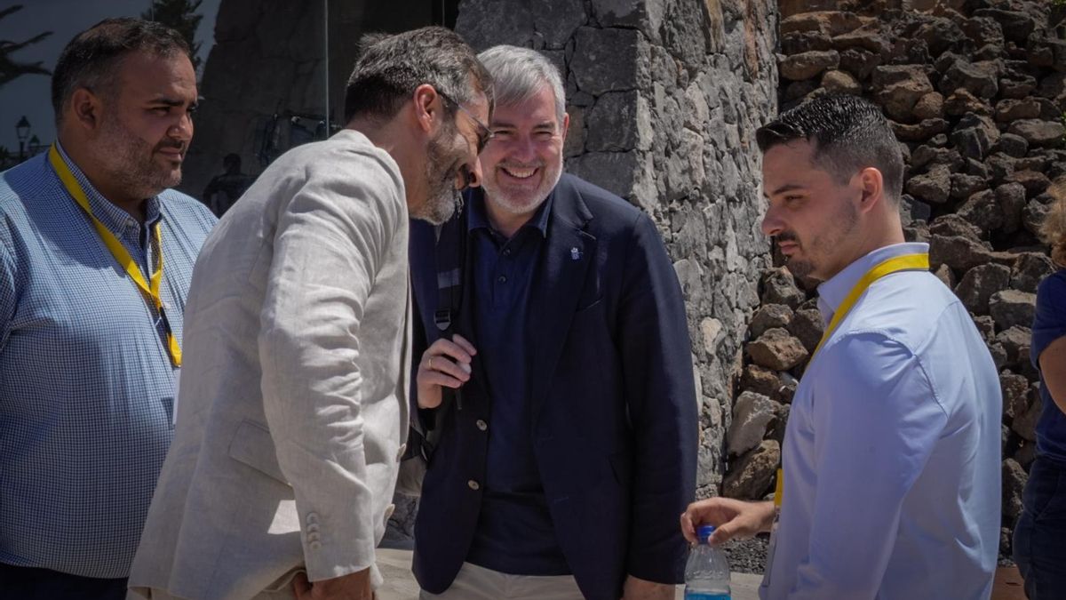El senador Pedro Sanginés junto al presidente del Gobierno de Canarias, Fernando Clavijo, este sábado en Lanzarote
