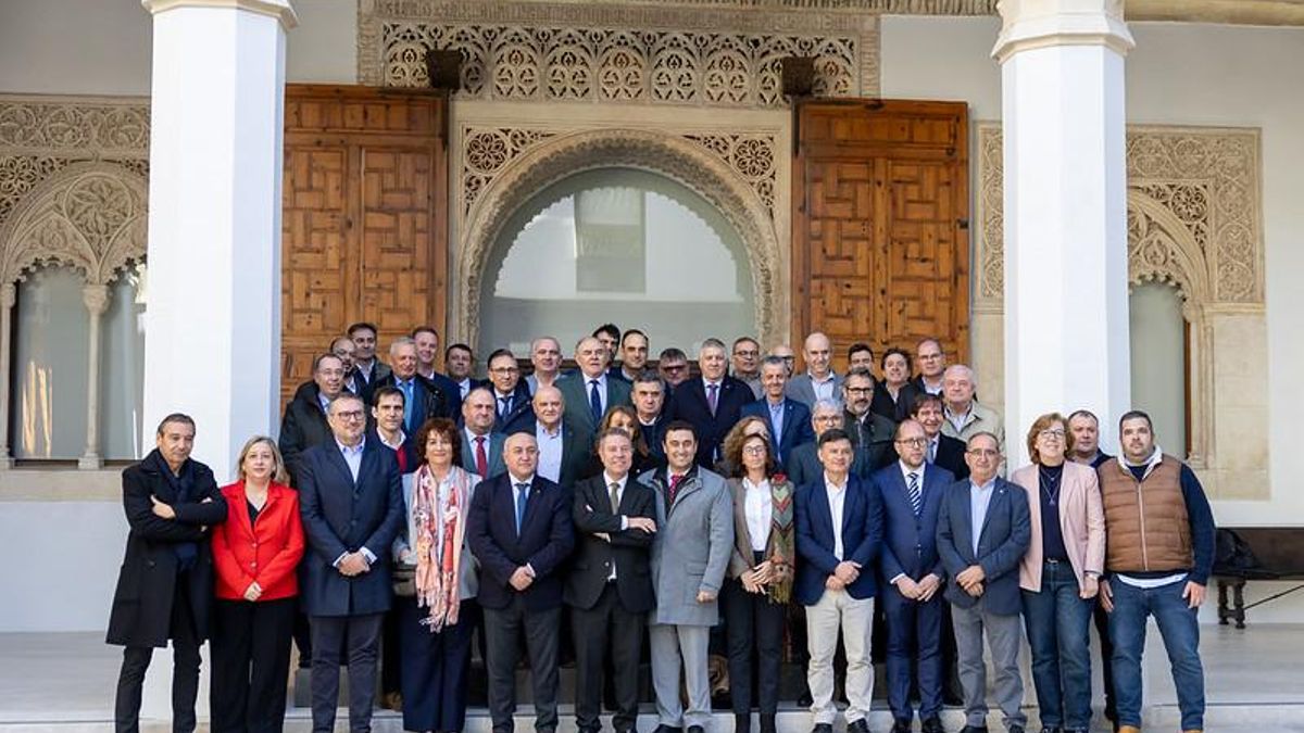 Foto de familia de tras la presentación de la Interpofesional Vitivinícola de Castilla-La Mancha.