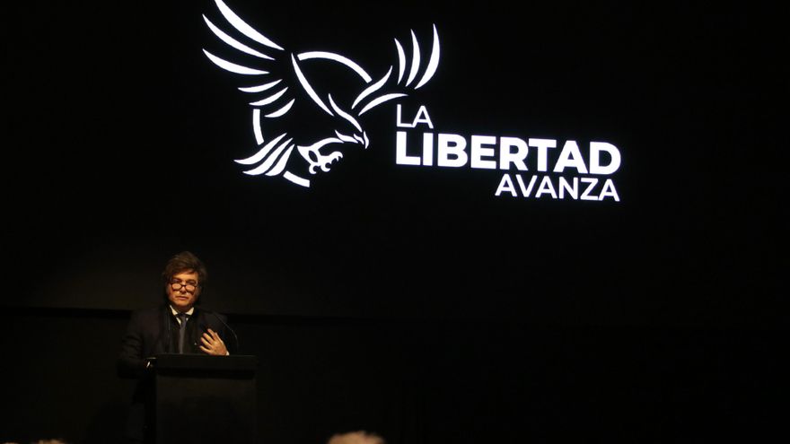 Milei replicó su fórmula porteña en La Plata: todo el gabinete en campaña y una embestida feroz contra Kicillof