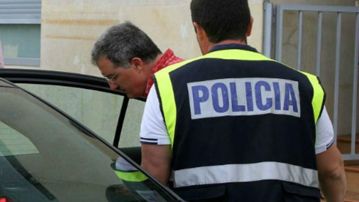 Detención del entonces alcalde de Astorga, Arsenio García, en 2017 en la operación 'Enredadera'.
