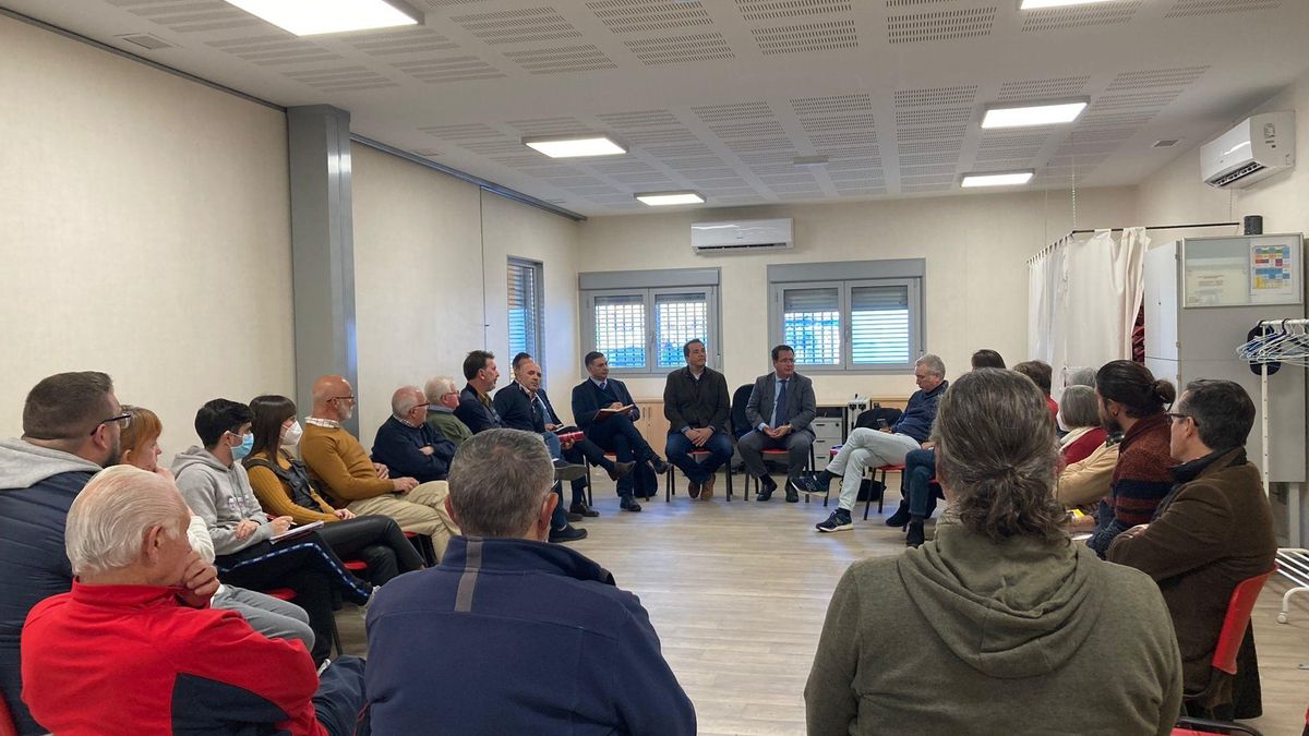 Cabrera y Barrionuevo, en la reunión con vecinos de Entreparques, San Diego, Los Mares y Pino Montano para explicarles las nuevas medidas de seguridad vial en la Ronda Urbana Norte.