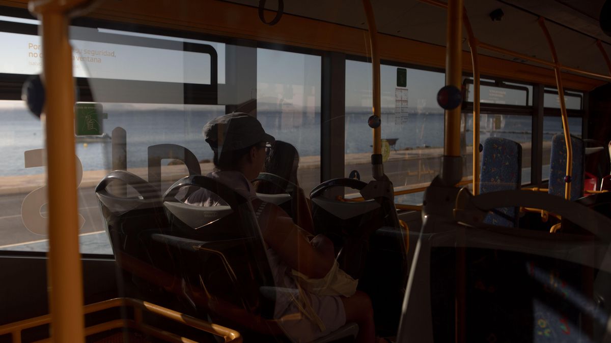 Los autobuses urbanos ya comienzan a circular junto al Mar Menor casi vacíos. Los vecinos reclaman mayor frecuencia y mejores conexiones durante el año para fomentar su uso.