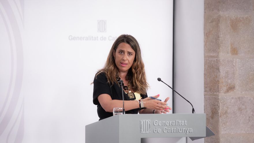 La portavoz del Govern, después de que TV3 le tapara el escote: "Nos vestimos como queremos, sin pedir permiso"