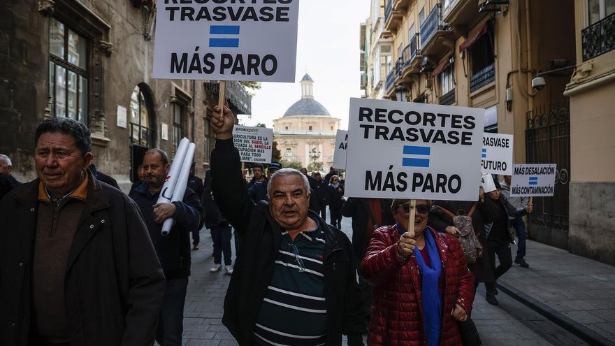 Varios miembros del Círculo por el Agua se concentran en defensa del Trasvase Tajo-Segura, ante el Palau de la Generalitat Valenciana