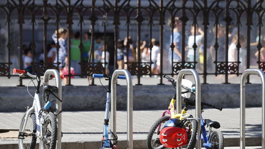 El Parlamento canario rechaza impulsar la movilidad a pie y en bici en los entornos escolares