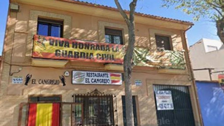 El PP presta el teatro municipal de La Solana para presentar un libro que exalta la historia de un bar franquista