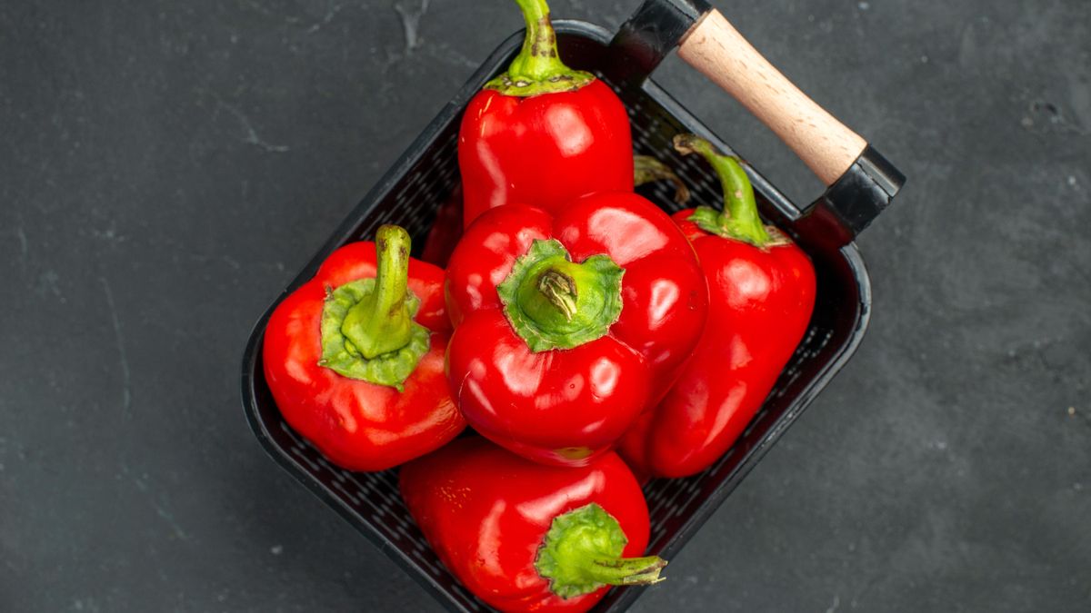 Los pimientos enteros quedan más jugosos al asarlos en el horno