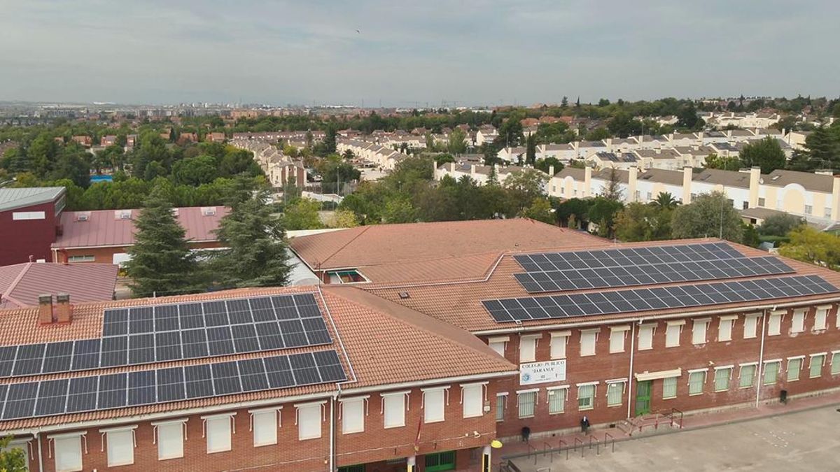 Placas solares en el CEIP Jarama, uno de los centros educativos en los que se va a acometer la climatización