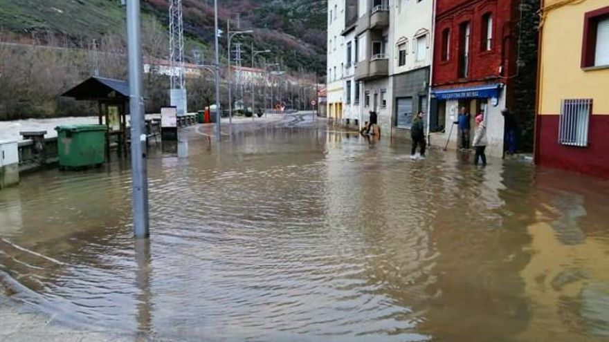 Santa Lucía de Gordón, anegada en varias calles. / Foto I. Sánchez