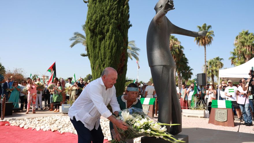 Archivo - Imagen de 2024 del presidente de la Fundación Blas Infante, Javier Delmás Infante, durante la ofrenda floral al monumento que recrea el fusilamiento de su abuelo, Blas Infante, padre de la Patria andaluza.