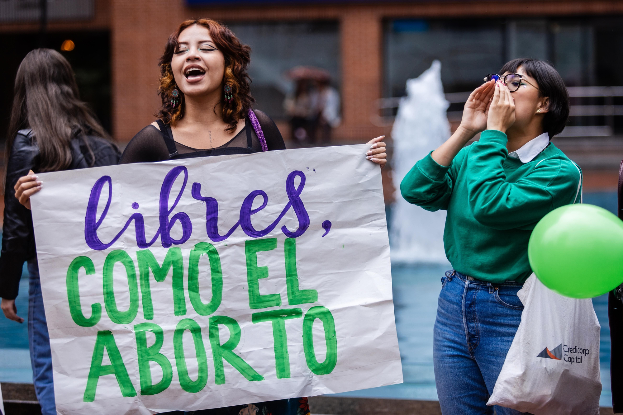 A 20 años del cambio legal, especialistas advierten que persisten barreras de acceso por desconocimiento, malos tratos y falta de control sanitario, sobre todo en zonas rurales.