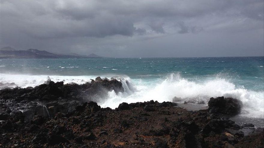 Alerta por olas de más de cinco metros en Canarias