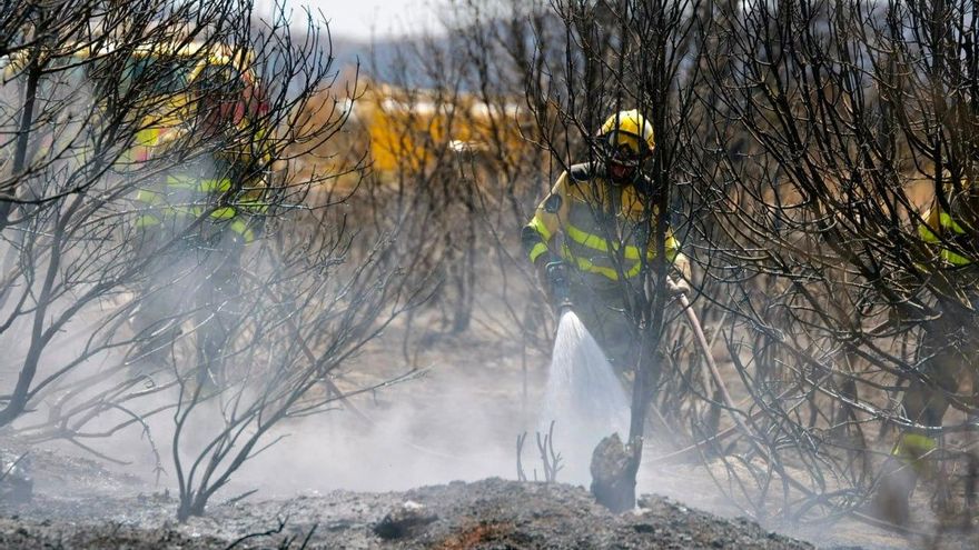 Labores de consolidación en el incendio de las Cinco Villas este domingo