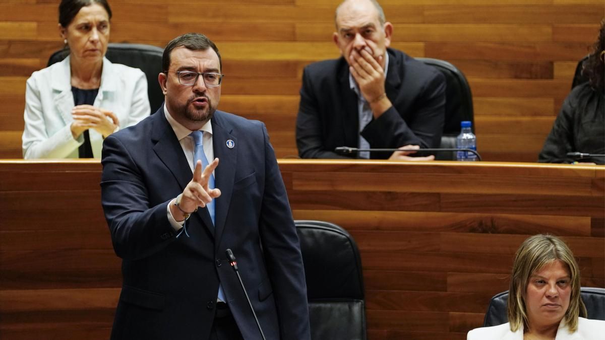 Barbón defiende su legado "positivo" y el líder del PP de Asturias emplaza su balance al resultado electoral en 2027
