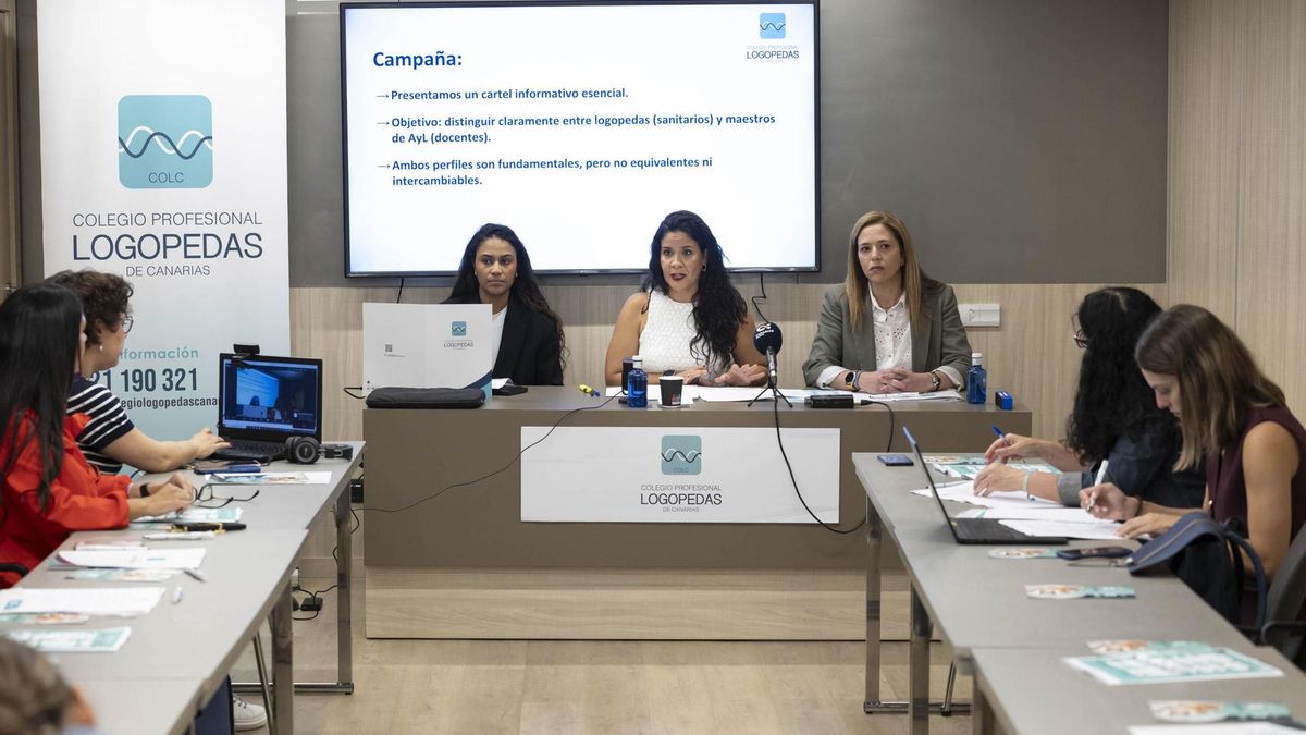 La presidenta del Colegio de Logopedas de Canarias, Susana Nieto, en el centro. (EFE/Miguel Barreto)