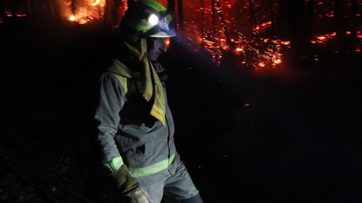 El agónico rescate de los cinco bomberos quemados en el incendio forestal de Barreiros: "Se les fundía la ropa en la piel"