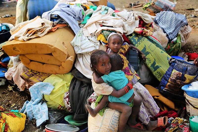 Más de 20.000 refugiados centroafricanos han cruzado la frontera de Camerún en las últimas semanas. Niños procedentes de República Centroafricana esperan en Garoua-Boulaï a ser trasladados a los campos de tránsito de Mbogorné. Fotografía: Laurence Hoenig
