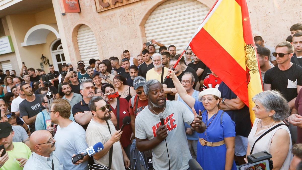 El agitador Bertrand Ndongo, dando un discurso ante los manifestantes anti-inmigración en Torre Pacheco.